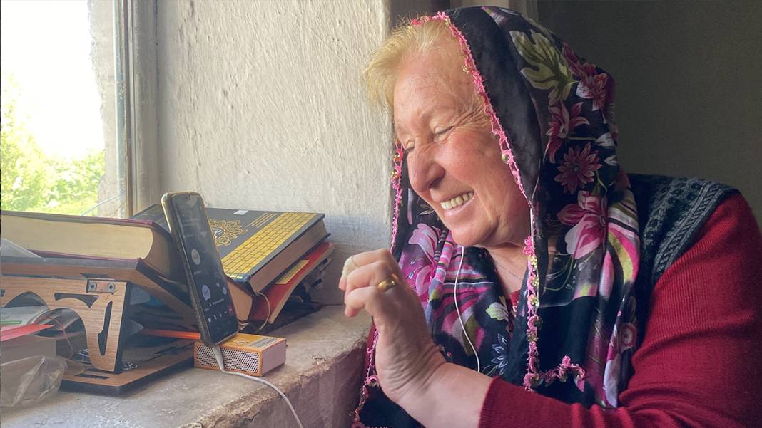 68 yaşındaki üniversite öğrencisi köyden online derslere katılıyor: Hayat bana yılmamayı öğretti 1